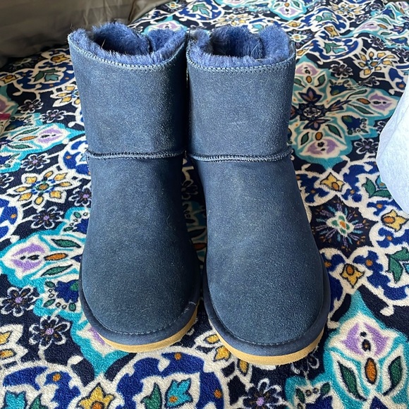 Woman’s Navy Blue Ugg Boots - Picture 1 of 3